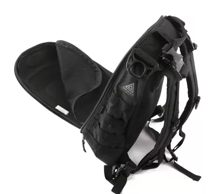 Mochila MATT Full Black ligera, coqué y compacta