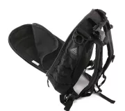 Mochila MATT Full Black ligera, coqué y compacta