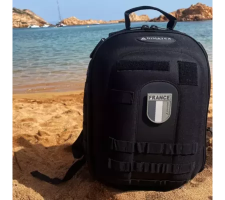 Mochila MATT Full Black ligera, coqué y compacta